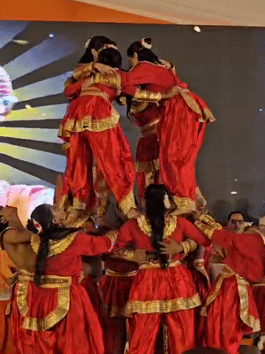 लोकार्पण के बाद बच्चियों ने झांकियां प्रस्तुत कीं।