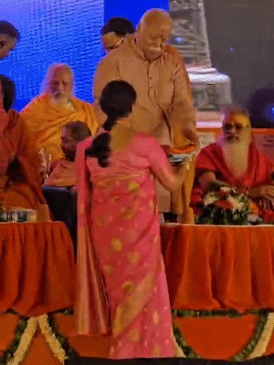 RSS प्रमुख ने संतो को गमछा भेंट किया और पैर छूकर आशीर्वाद लिया।