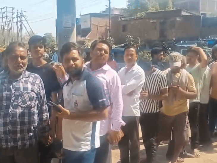 कानपुर में प्रियंका गैस एजेंसी के बाहर मंगलवार सुबह से लोगों की लाइन लगी है।