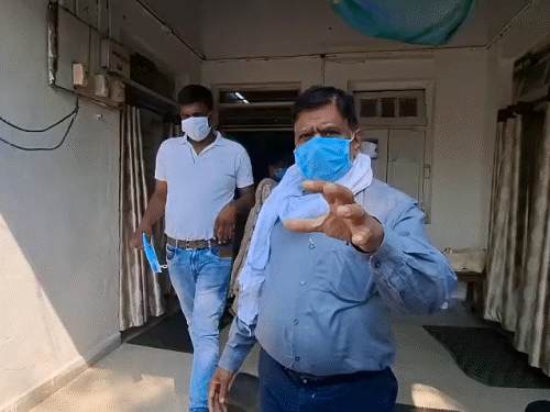 पोल्ट्री फार्म के प्रबंधक डॉ. संजय राज ने शुरुआत में मामले को सामान्य बीमारी समझकर गंभीरता से नहीं लिया था।