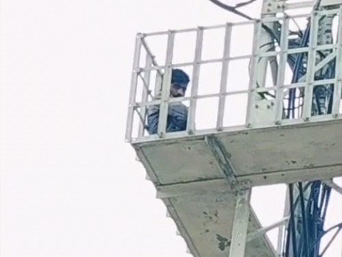 युवक ने कहा कि अगर उसकी शादी मनपसंद लड़की से नहीं कराई गई तो वह टावर से कूद जाएगा।