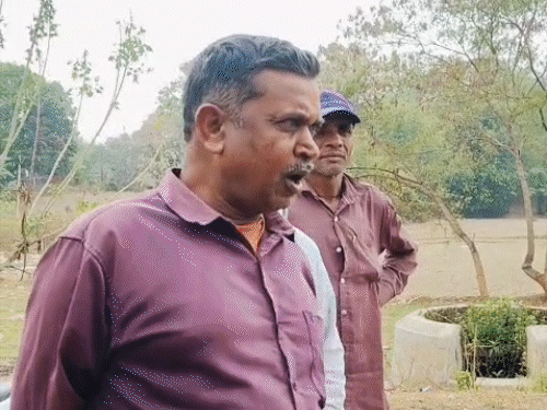 परिजनों और पुलिसकर्मियों ने काफी देर तक युवक को समझाने की कोशिश की।