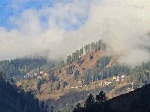 जम्मू-कश्मीर के डोडा में बर्फबारी के बाद बादल छाए रहे।