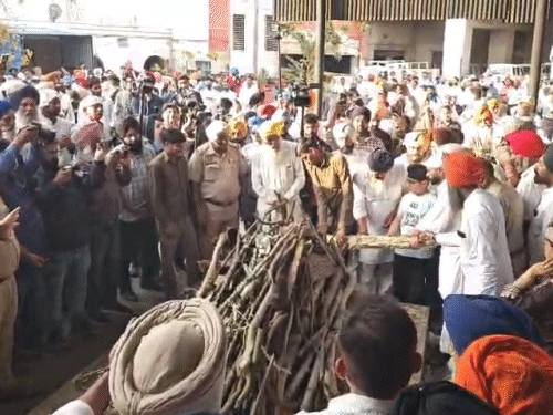 गगनदीप रंधावा को 10 साल के बेटे ने मुखाग्नि दी। इस दौरान परिवार के सदस्य भी साथ रहे।