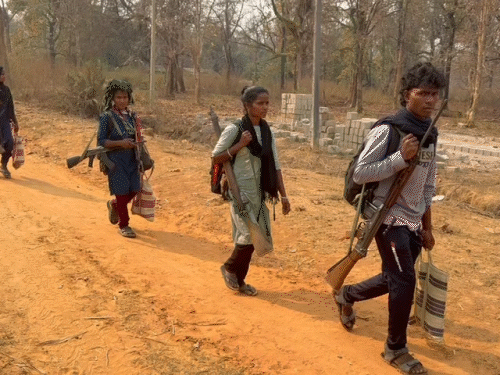 पापाराव अपने साथियों के साथ बीजापुर थाने के कुटरू पहुंचा।