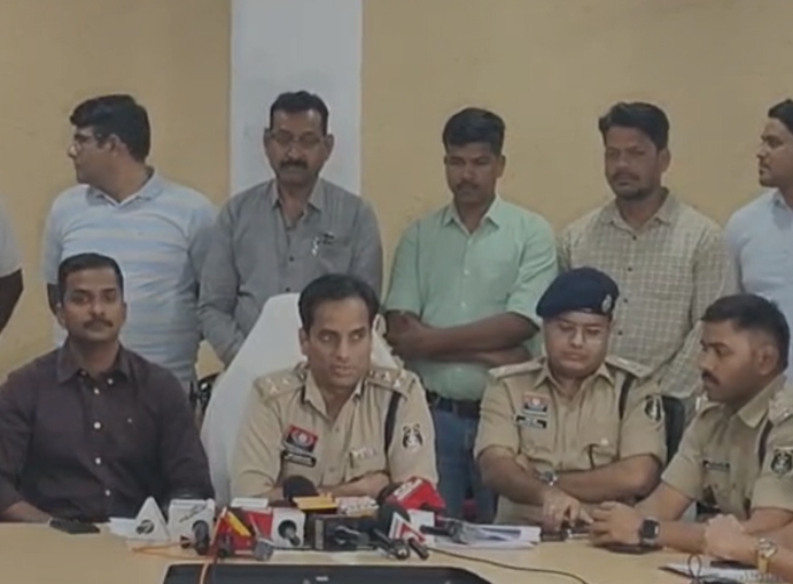 मीडिया को कार्रवाई की जानकारी देते हुए पुलिस अधिकारी।