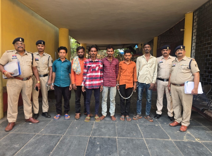 पुलिस की गिरफ्त में आरोपी।
