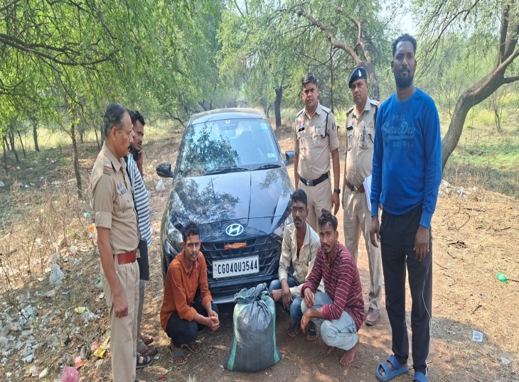 पुलिस की गिरफ्त में आरोपी और उनसे जब्त गाड़ी।