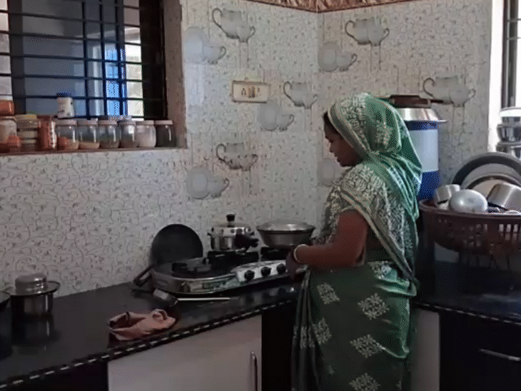 जिस समय इंडक्शन में ब्लास्ट हुआ महिला के दो बच्चे भी वहीं मौजूद थे।