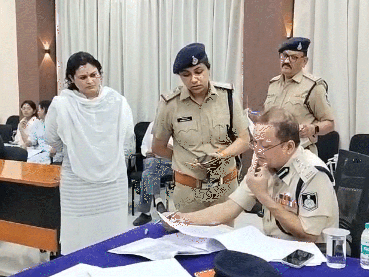 जनसुनवाई में शिकायत करतीं इंदिरा भट्ट।