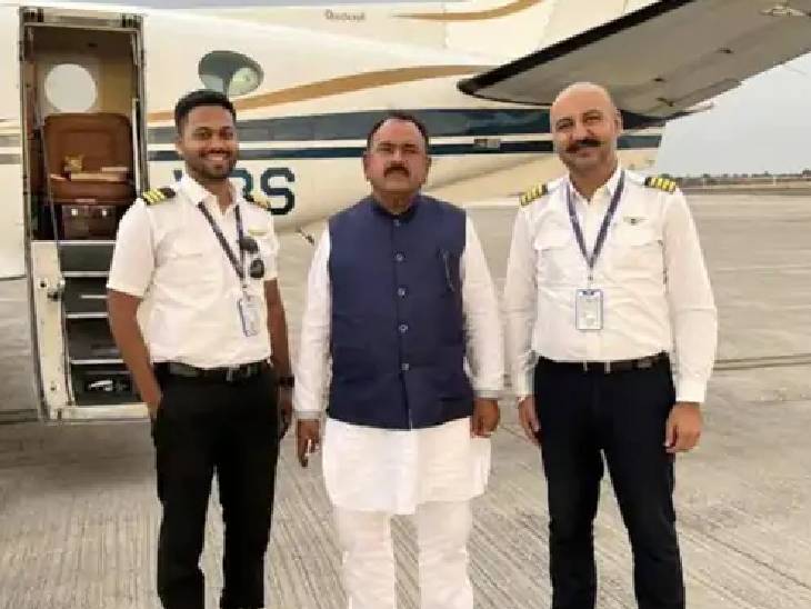 खरात से मिलने कई राजनेता भी आते रहे हैं। वह खुद को कैप्टन कहता था।