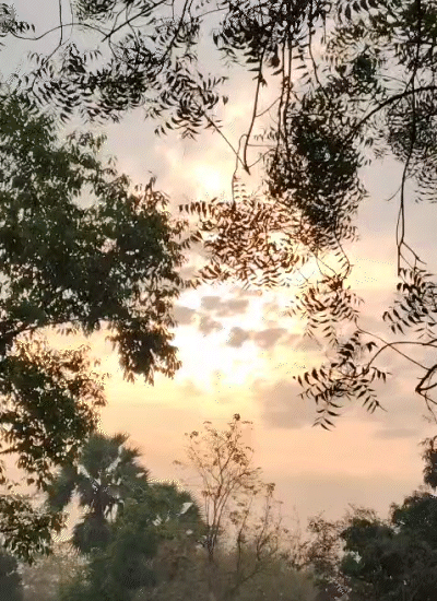 फिलहाल मार्च के इस बदले मिजाज ने लोगों को गर्मी के बीच ठंड का एहसास करा दिया है।