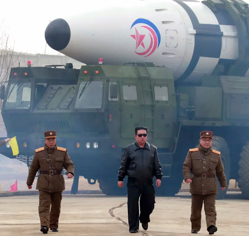 किम जोंग उन एक लॉन्चर पर रखी ह्वासोंग-17 इंटरकॉन्टिनेंटल बैलिस्टिक मिसाइल (ICBM) के पास चलते हुए दिखाई दे रहे हैं। यह तस्वीर 24 मार्च 2022 की है।