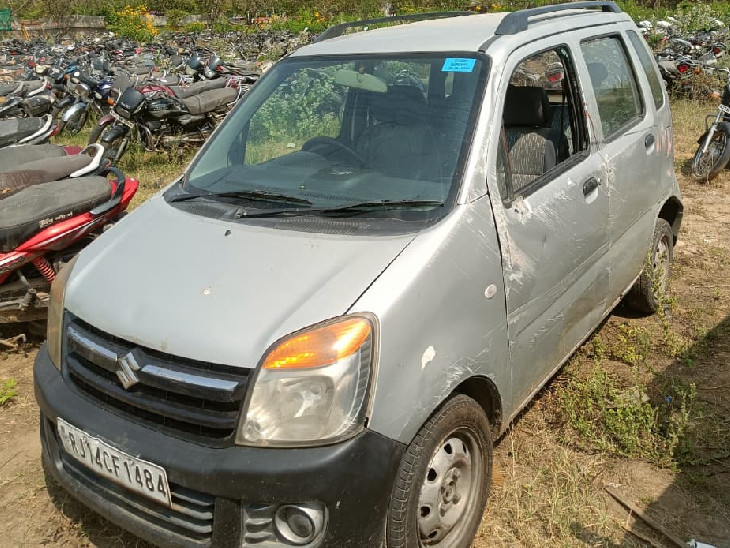 शिप्रापथ रोड पर नगर निगम कार्यालय के पास मोड़ पर कार बेकाबू हो गई।