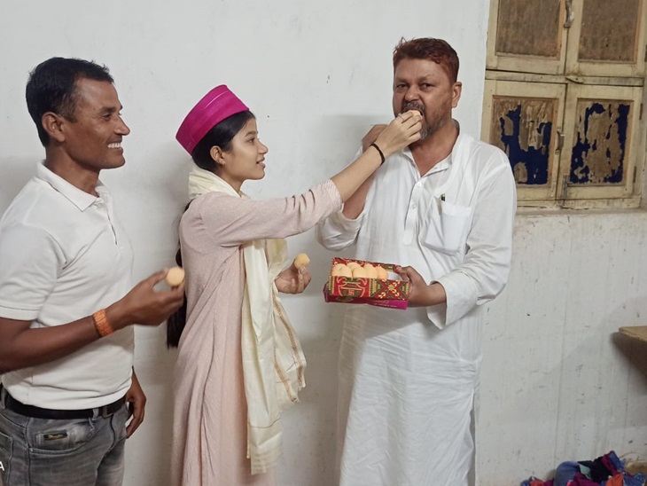 मिथिलि परंपरा के अनुसार स्वीटी कुमारी को किया गया सम्मानित।