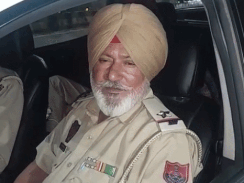 पुलिस आरोपी को गिरफ्तार कर थाने ले गई।