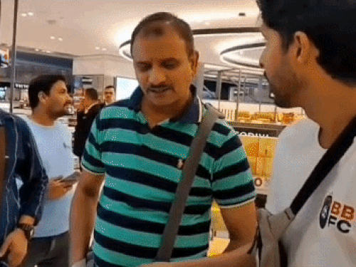 दोहा कतर में एयरपोर्ट पर पहुंचे भारतीय।