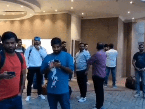 दोहा कतर में एयरपोर्ट पर पहुंचे भारतीय।