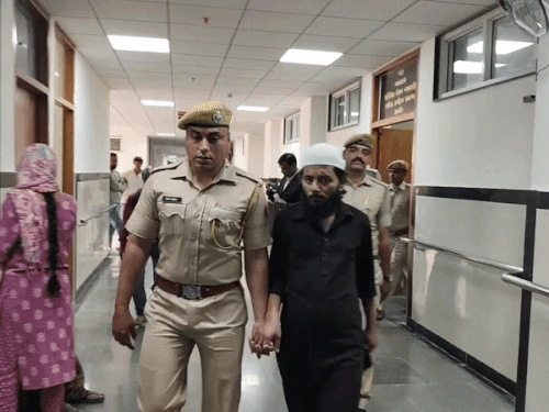 कोर्ट में सजा सुनाने के बाद दोषी को ले जाते हुए पुलिस।