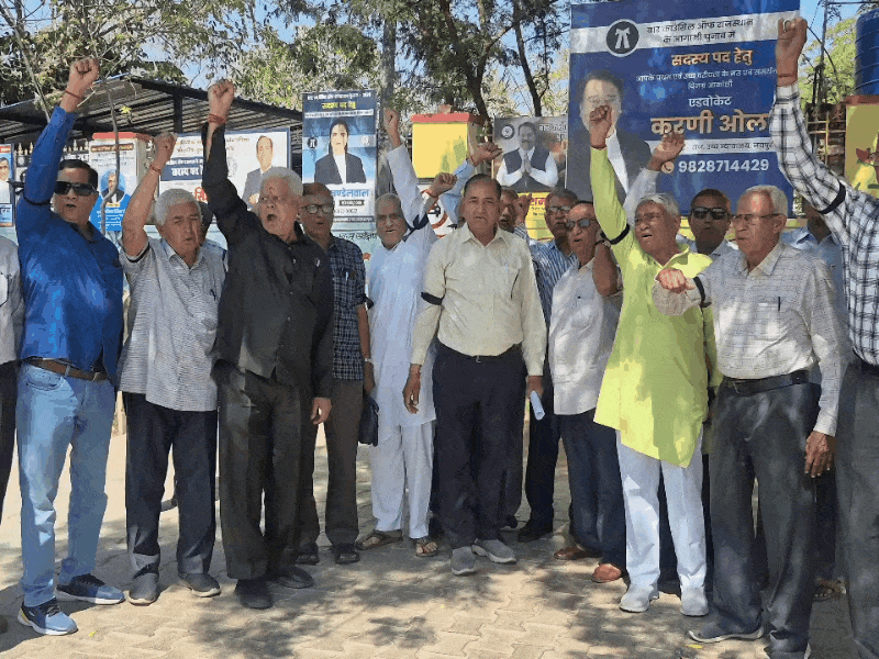 पेंशनर समाज का जिला कलेक्ट्रेट पर प्रदर्शन। इस दौरान नारेबाजी भी की।