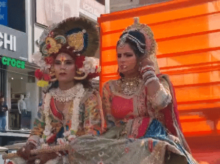 शोभायात्रा में सजाई गई राधा-कृष्ण की सजीव झांकी।