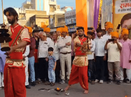 शोभायात्रा के दौरान जाट बाजार में महाआरती की गई।