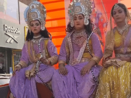 शोभायात्रा में सजाई गई झांकी।