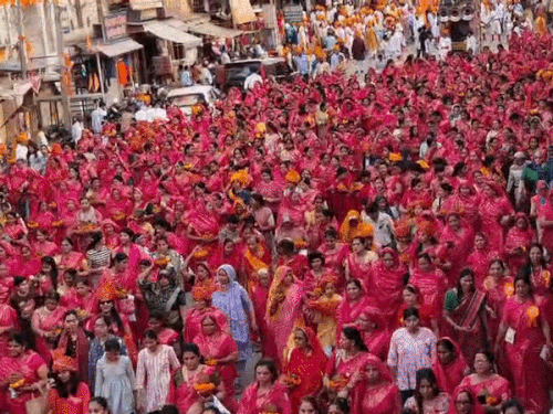 शोभायात्रा में 1100 महिलाएं गुलाबी रंग की साड़ी पहनकर शामिल हुईं।