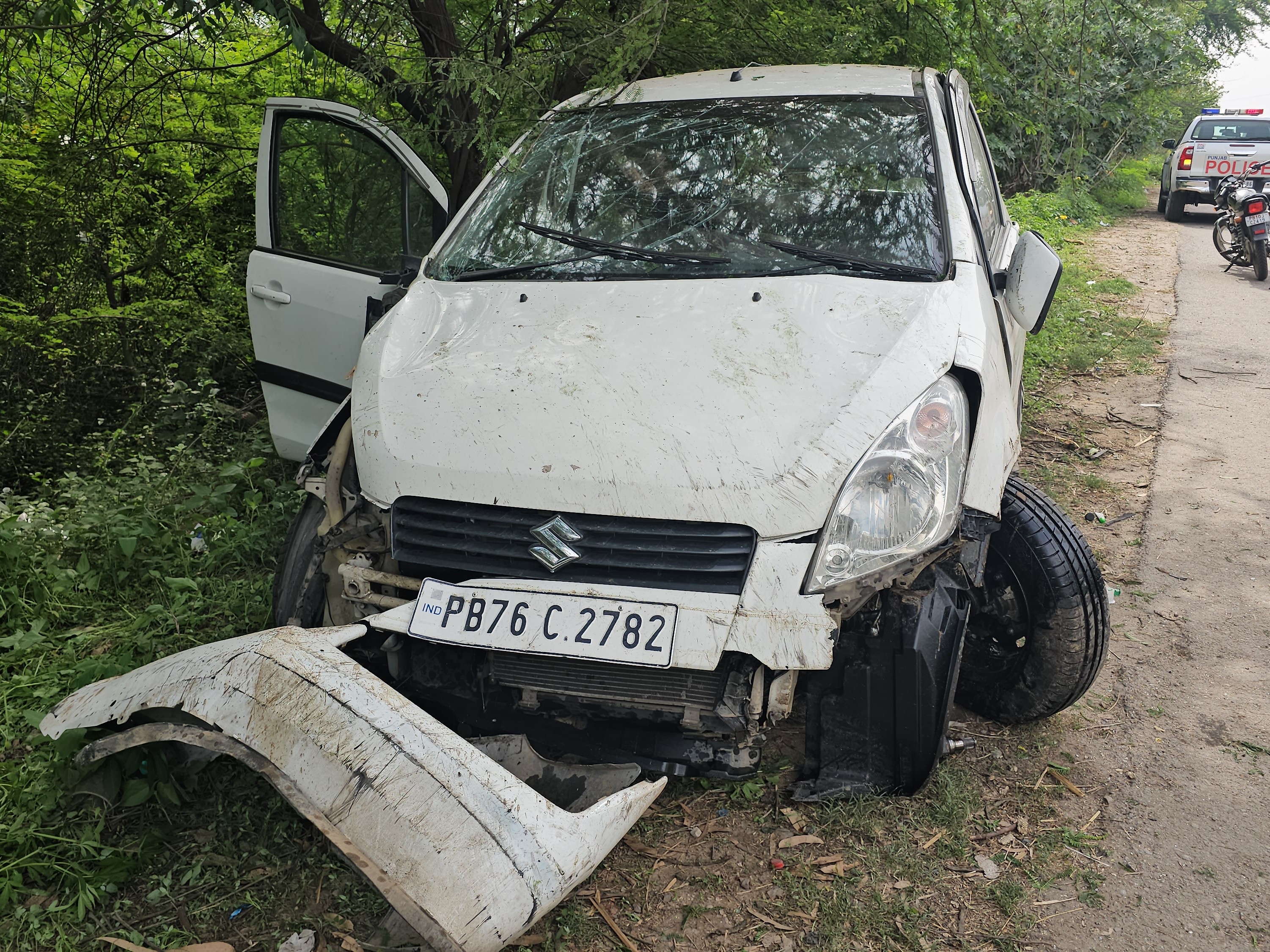 हादसे में बुरी तरह क्षतिग्रस्त कार।
