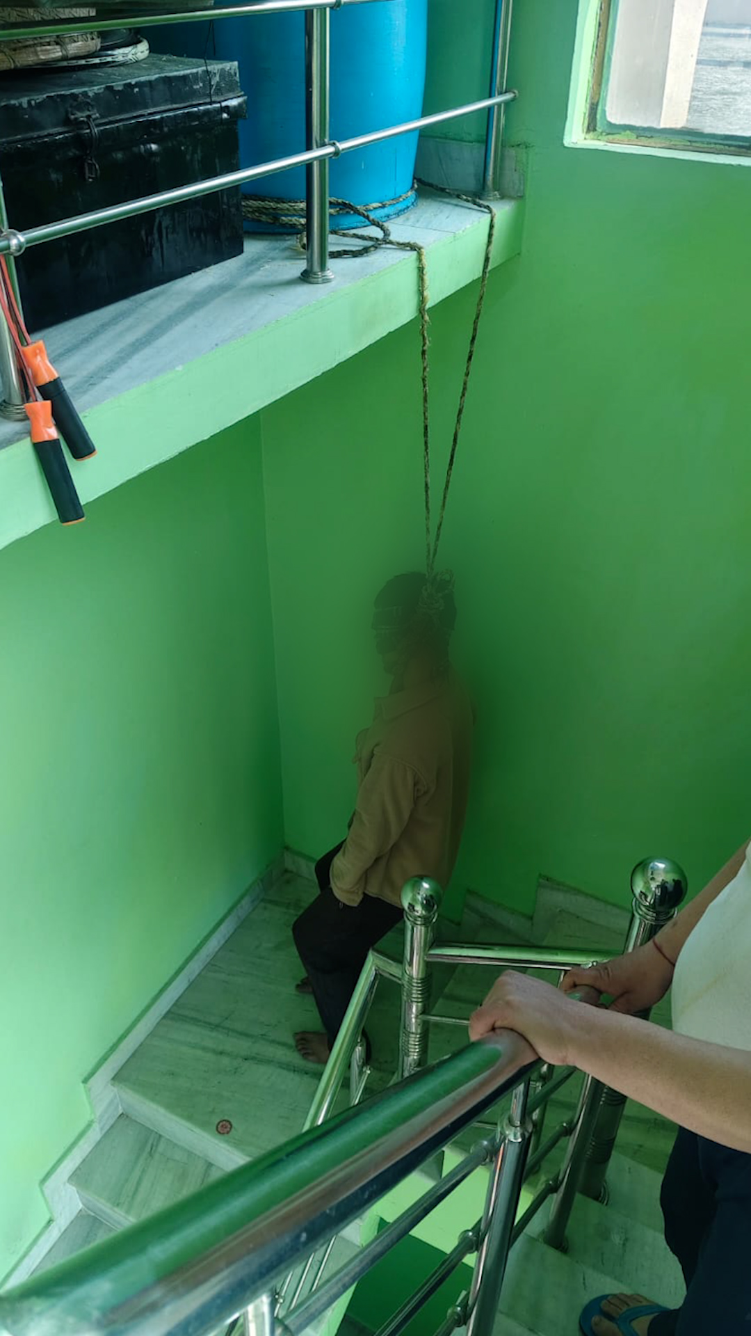 दिनेश माहरा ने फंदा लगाकर सुसाइड किया।