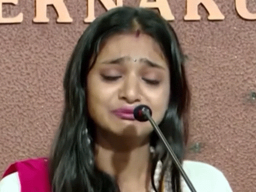 प्रेस कॉन्फ्रेंस के दौरान मोनालिसा ने कहा कि अगर उन्हें और उनके पति को सुरक्षा नहीं मिली, तो वे आत्महत्या कर लेंगी।