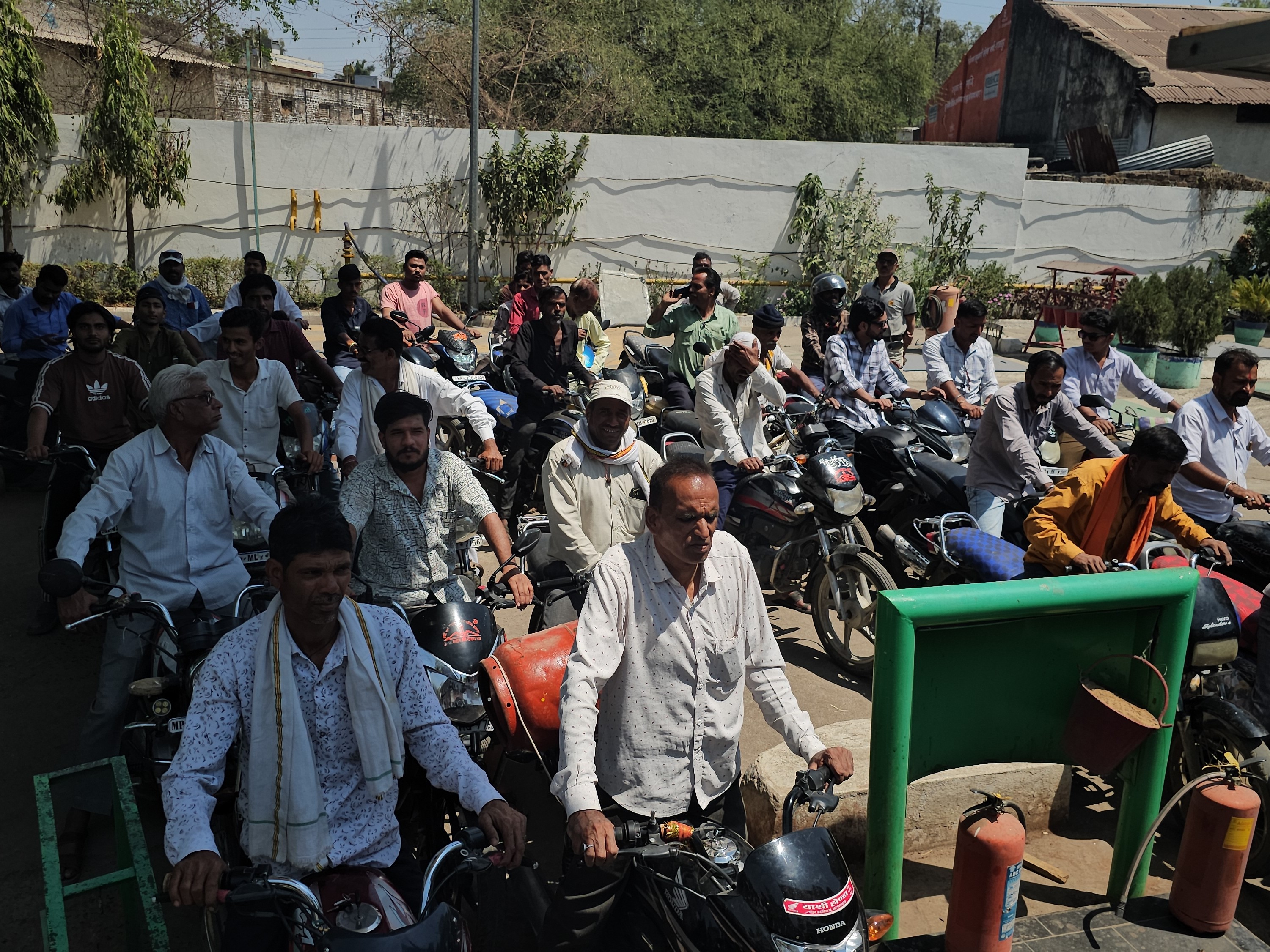 Shajapur Fuel Crisis: One Pump Open, Long Queues Emerge