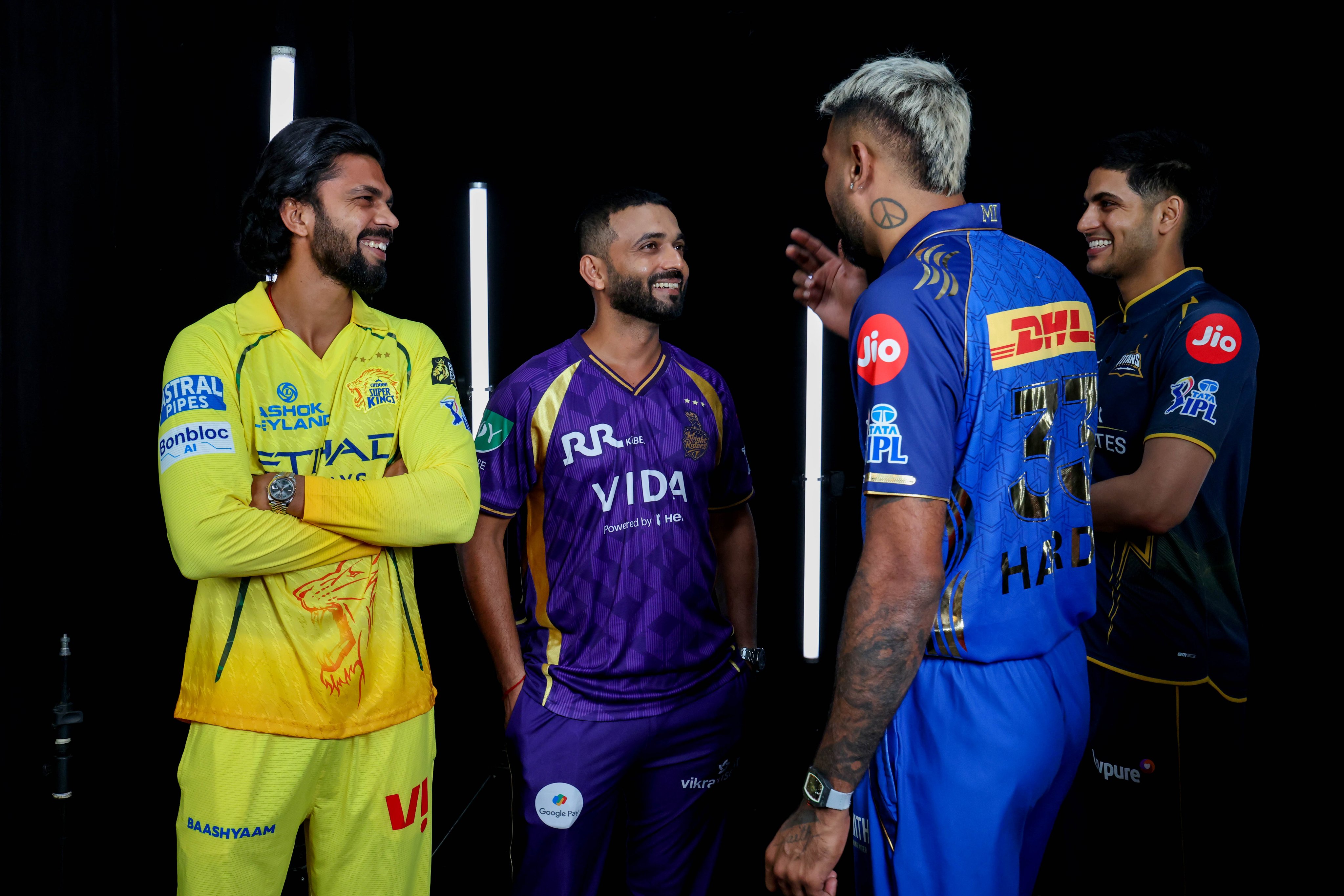 MI के कप्तान हार्दिक पंड्या (नीली जर्सी में) के साथ CSK के ऋतुराज गायकवाड, KKR के अजिंक्य रहाणे और GT के शुभमन गिल नजर आए।