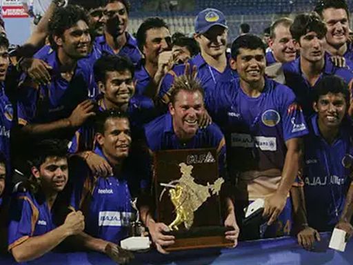 इंडियन प्रीमियर लीग का पहला सीजन (2008) राजस्थान रॉयल्स ने जीता था। IPL ट्रॉफी के साथ शेन वॉर्न। फाइल फोटो।