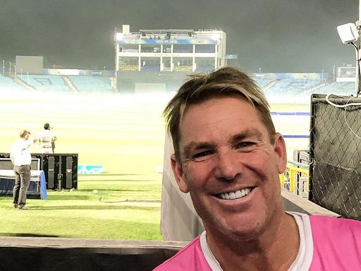 जयपुर के SMS स्टेडियम में शेन वॉर्न। 4 मार्च 2022 ऑस्ट्रेलिया के दिग्गज लेग स्पिनर शेन वॉर्न का 52 साल की उम्र में निधन हो गया था।