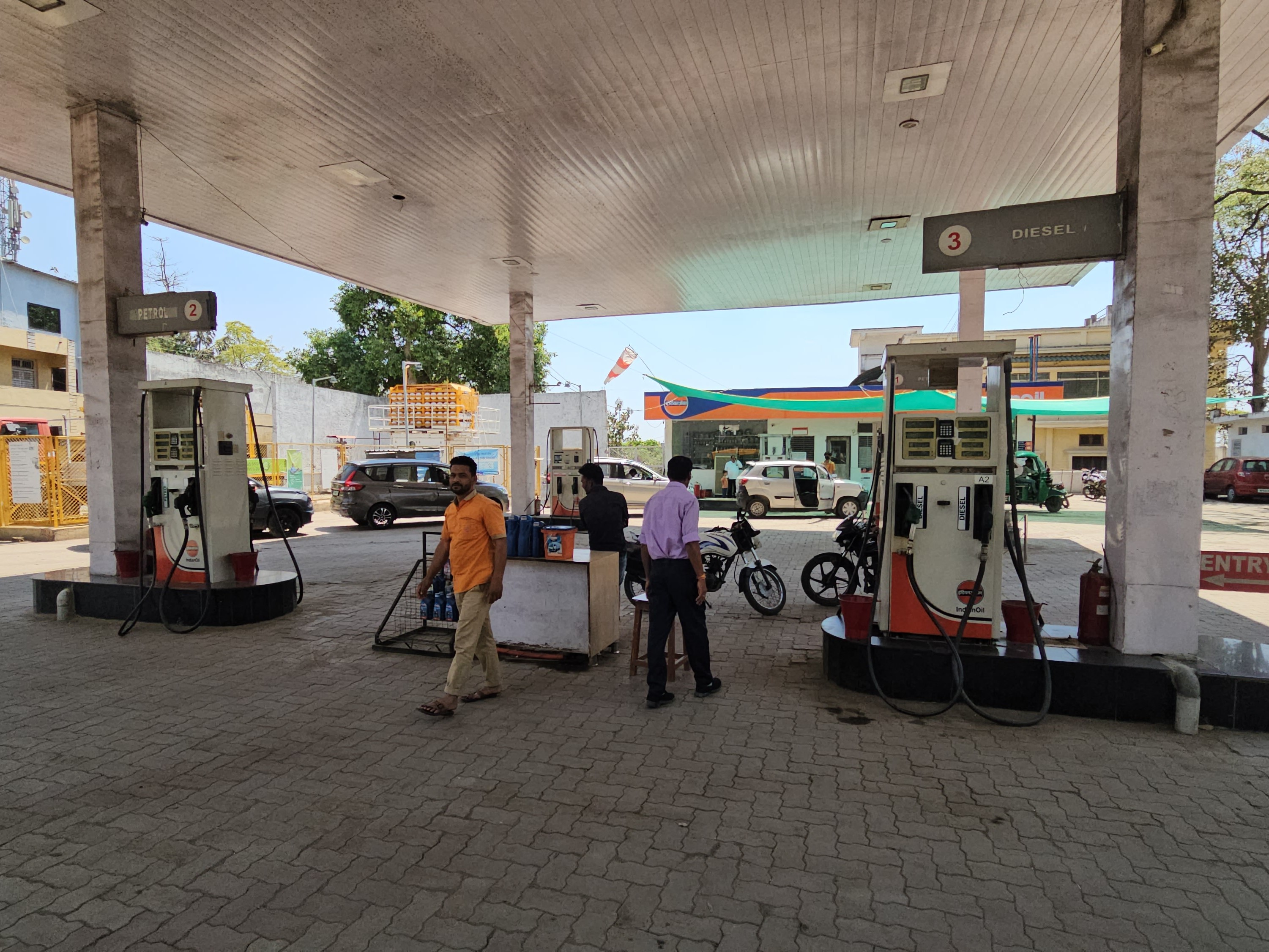 Shajapur Fuel Crisis: One Pump Open, Long Queues Emerge