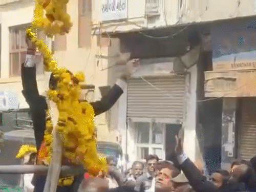 वकील ने जज के सामने गुस्से में हार उतारकर फेका और बैंड वालों से कहा- बजाओ-बजाओ।