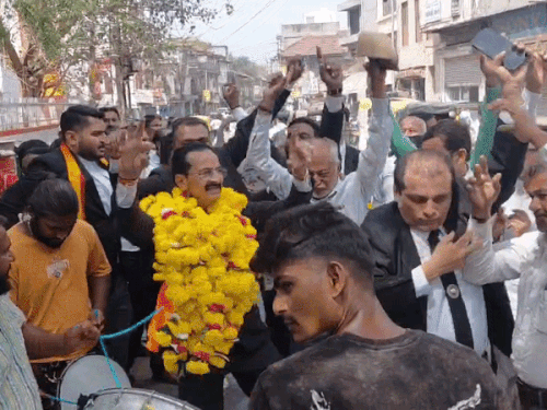 जज के कोर्ट रूम में वापस चले जाने के बाद गाड़ी से उतरकर डांस किया।