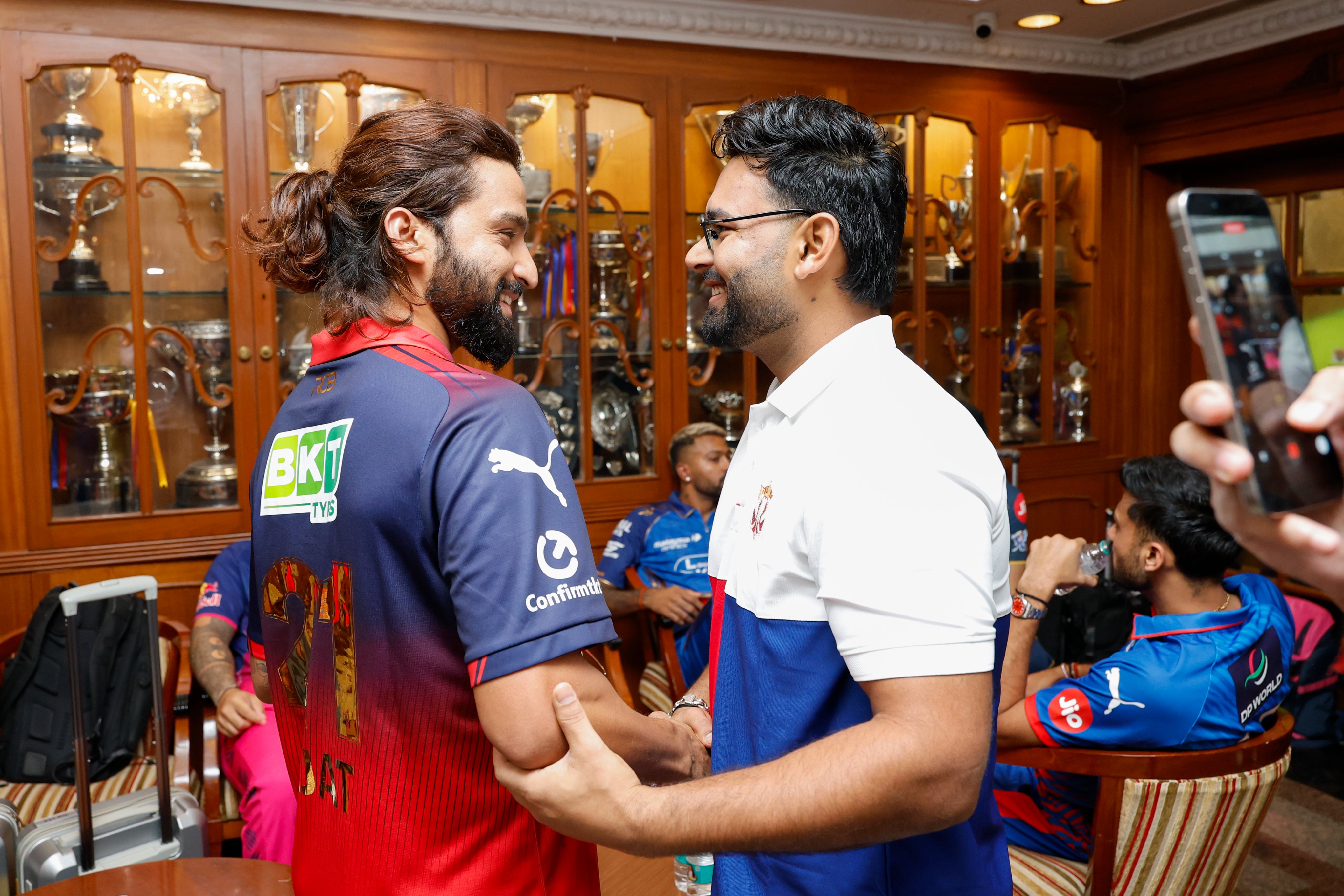 कैप्टंस मीट के दौरान RCB के कप्तान रजत पाटीदार और LSG के ऋषभ पंत। पाटीदार की कप्तानी में RCB पिछले सीजन चैंपियन बनी थी।