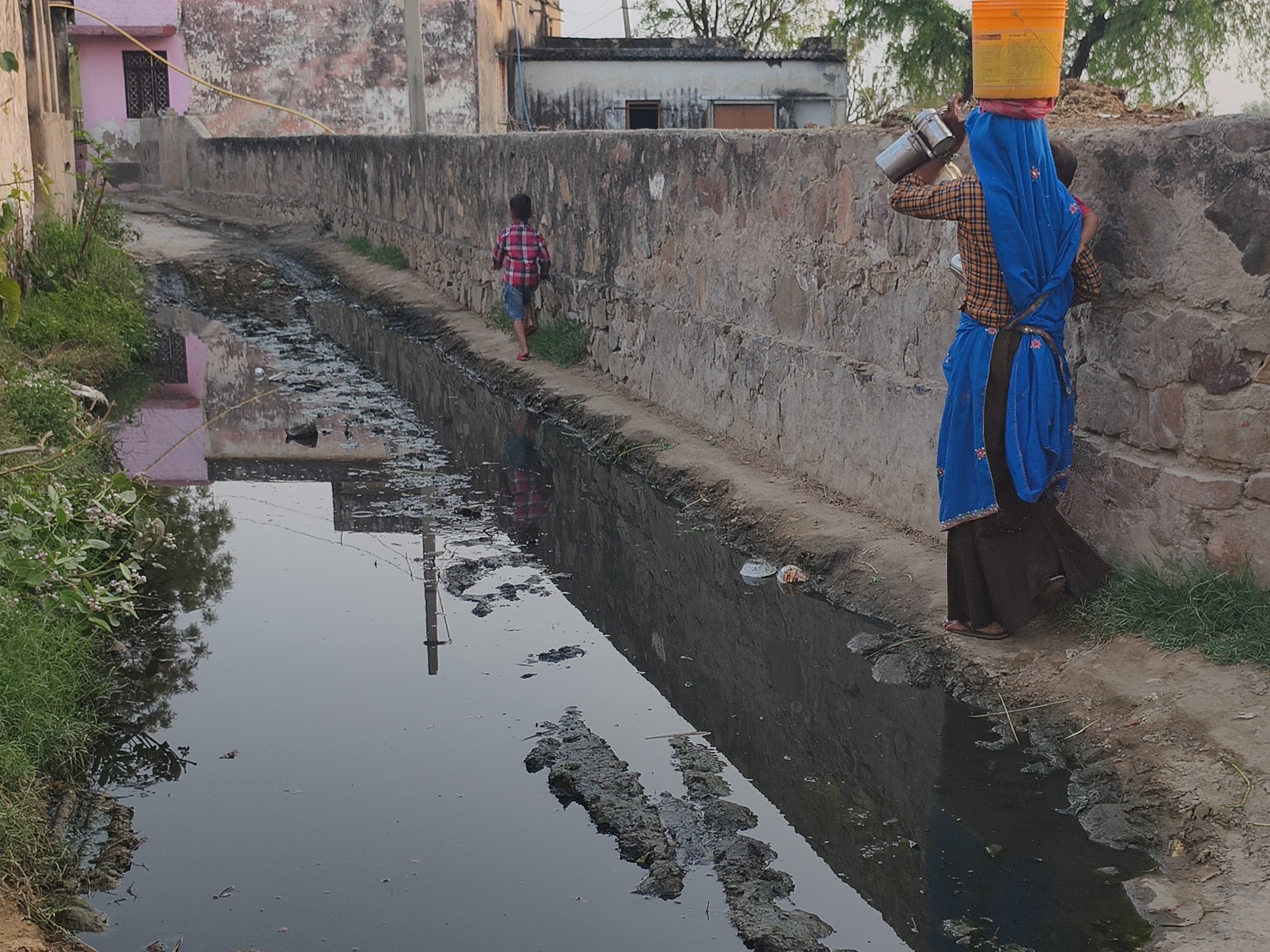 बांदका गांव की इस गली में पिछले काफी समय से कीचड़ जमा है जिसकी वजह से ग्रामीणों को आने-जाने में काफी परेशानी हो रही हैं।