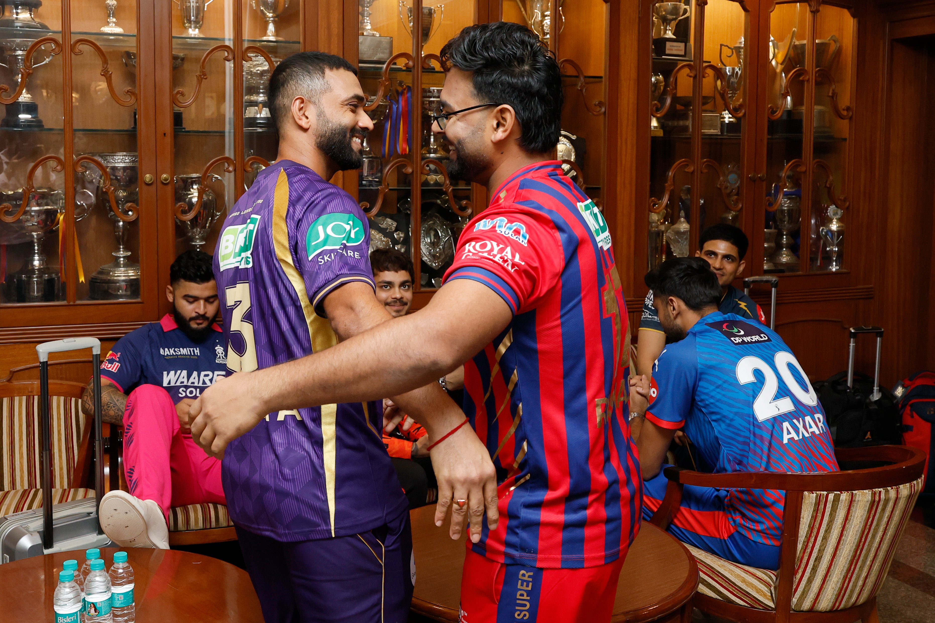 अजिंक्य रहाणे से मिलते LSG के ऋषभ पंत।