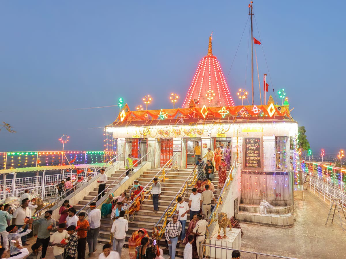 Maihar Sharada Devi Temple Navratri | Lakhs Trek Stairs