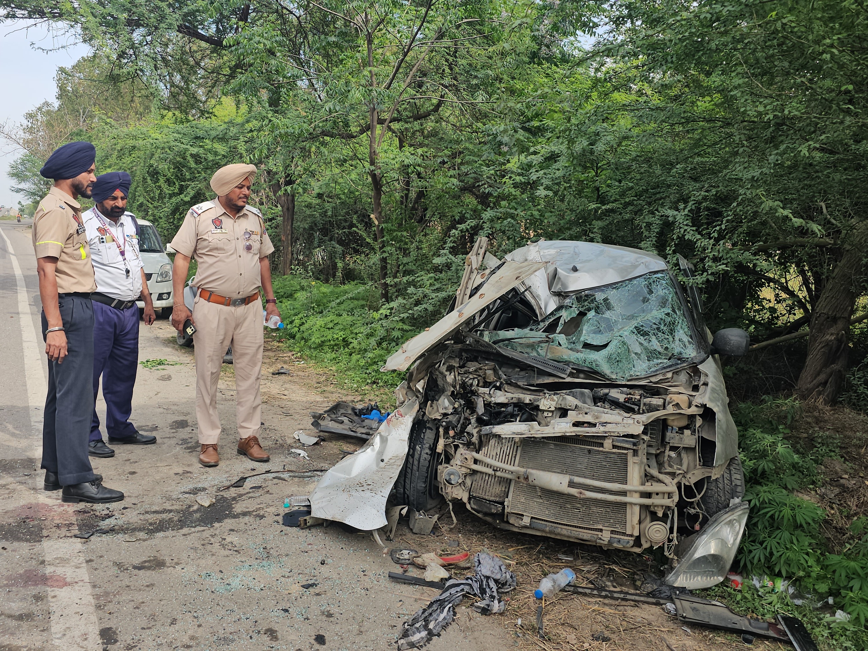 हादसे में कार का अगला हिस्सा पिचक गया।