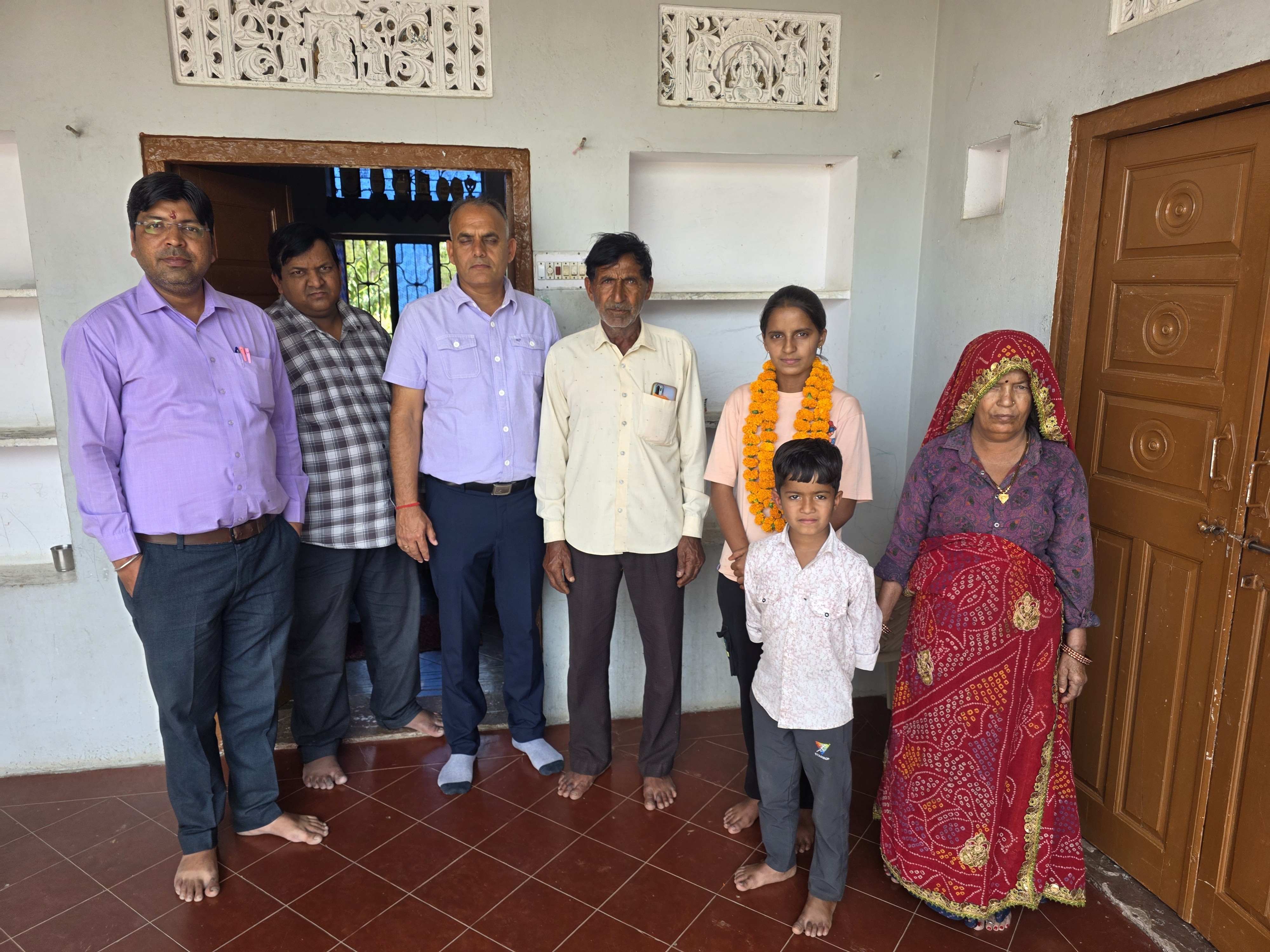 स्कूल प्रबंधन ने माला पहनाकर आर्या का सम्मान किया।