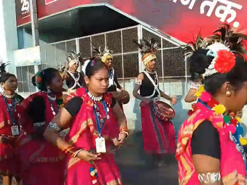 मध्य प्रदेश से आए मेहमानों का पुष्प भेंट कर और नृत्य के माध्यम से स्वागत किया गया।