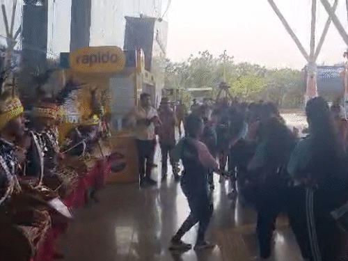 स्वागत के बाद खिलाड़ी थिरके।