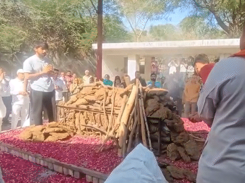 आशीष राणा ने बड़े भाई हरीश को मुखाग्नि दी। अंतिम बार भाई को हाथ जोड़कर प्रणाम किया।