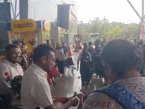 तमिलनाडु से आए खिलाड़ियों का पुष्प भेंट कर स्वागत।