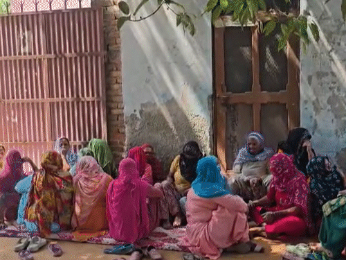 इलाके की महिलाएं प्रशासन की कार्रवाई के विरोध में प्रदर्शन पर बैठ गई थीं।