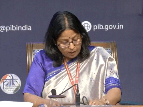 दिल्ली में पेट्रोलियम मंत्रालय की संयुक्त सचिव सुजाता शर्मा ने इंटर-मिनिस्ट्रियल ब्रीफिंग में तेल और गैस संकट पर जानकारी दी। - Dainik Bhaskar